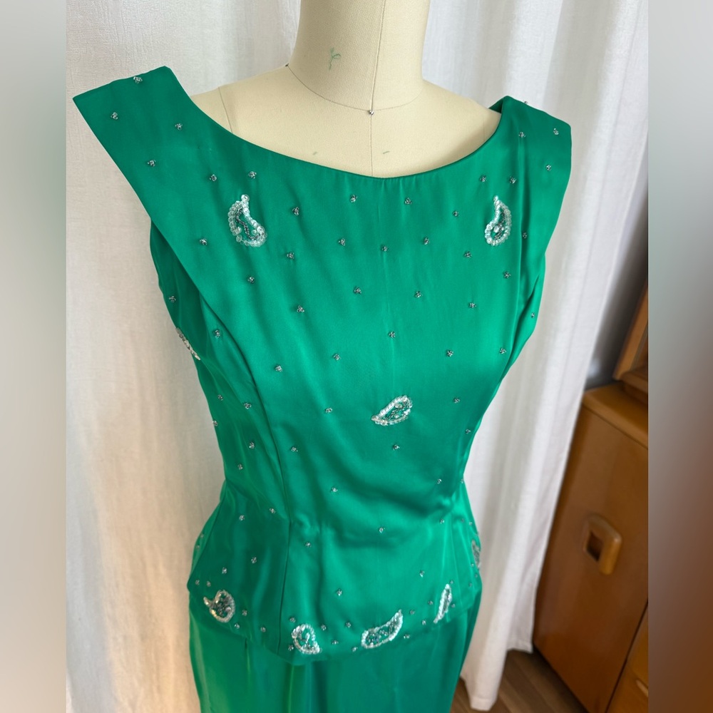 1950s VINTAGE EMERALD GREEN BEADED SEQUIN PEPLUM DRESS BY ROBAN SMALL VLV